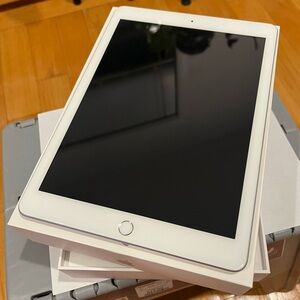 Apple iPad 6th Generation with Wi-Fi Silver + Case 32GB - LIKE NEW IN BOX